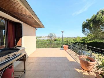 Opportunité rare à Saint Genis Laval Maison avec vue Lyon & fort potentiel Terrain de 2000m2