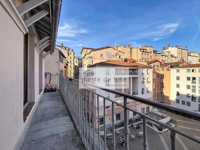 Opportunité rare ! Canut à rénover, balcon, vue dégagée, der. 75m² Lyon 1er