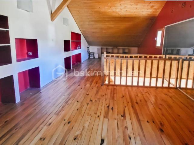 Opportunité rare pour investisseurs * *vaste bâtisse de caractère à Embrun