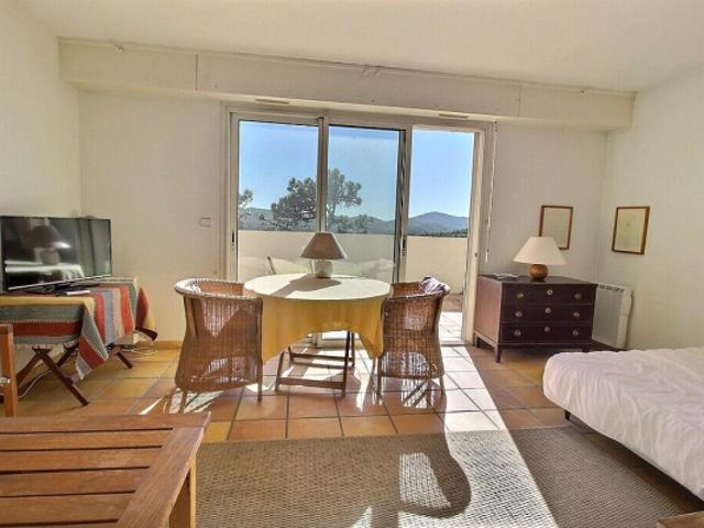 OPPORTUNITE Studio avec terrasse parking et vue dégagée Golf de ROQUEBRUNE