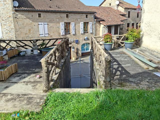 Opportunitée au coeur du village médieval de Teyssieu