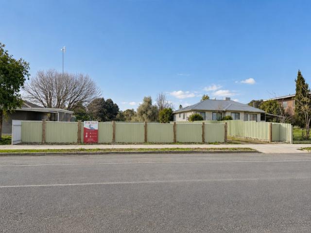 Opportunity To Build Your Dream Lifestyle In The Heart Of Wonderful Rural Community Of Woomelang