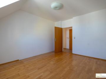 Optimal aufgeteilte 3 Zimmer DG Wohnung inkl. Einbauküche & Balkon in Ruhe & Grünlage