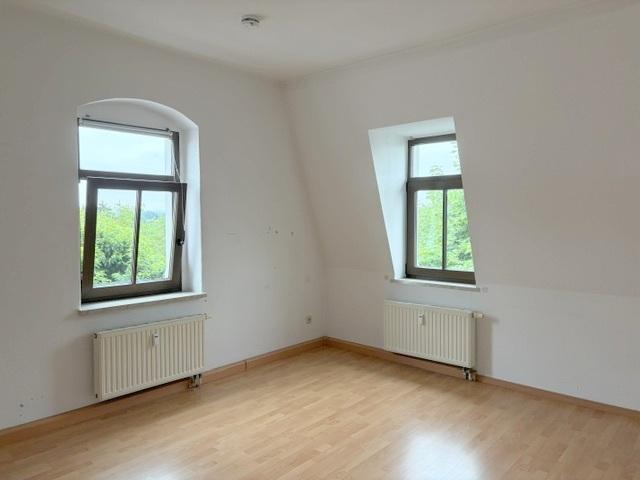 Optimal für 1 ruhige Person: Freundliche 2 Zimmer Dachwohnung mit Laminatboden & Bad mit Dusche