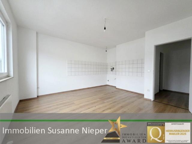 Bezaubernd in Solingen Gräfrath. Einfamilienhaus mit Terrasse, Teich und Garage