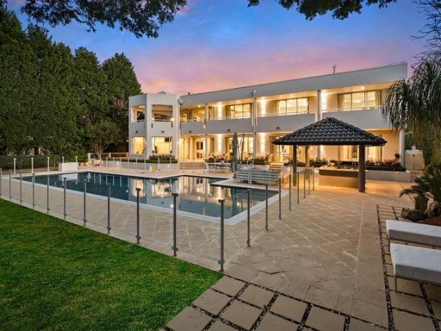 Opulent North facing Estate of Grand Proportions