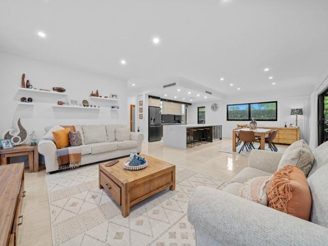 Opulent Double Storey Residence 1km To The Broadwater