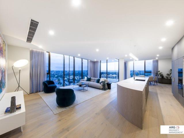Opulent Luxurious Penthouse Panoramic Views 4 bedroom, 4 bathrooms and 3 carparks