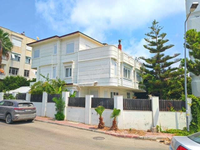 Örnekköyde Havuzlu Denize Yürüme Mesafesinde Köşe Villa