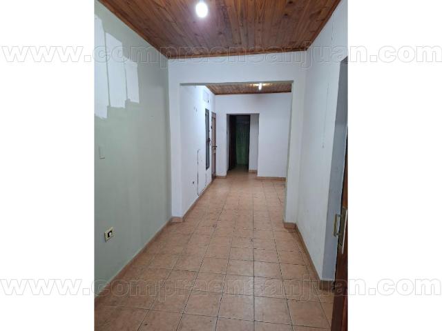 Orozco Propiedades Alquila Departamento Pb De 2 Dormitorios Con Espacio Vehicular Frente Plaza Santa Lucia