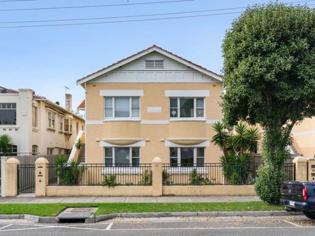 'ORAMA' LARGE BEACHFRONT WITH LOCK UP GARAGE !