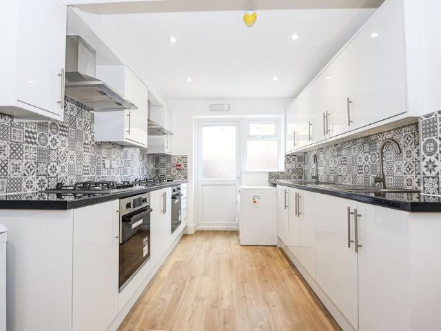 Orchard Avenue, Southall, UB1 1 bed in a house share to rent £1,000 pcm £231 pw