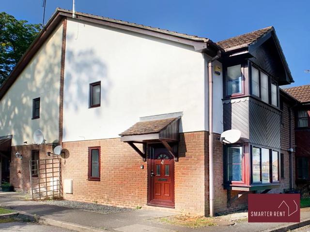 Orchard Close, Wokingham RG40 2 bed terraced house to rent £1,600 pcm £369 pw