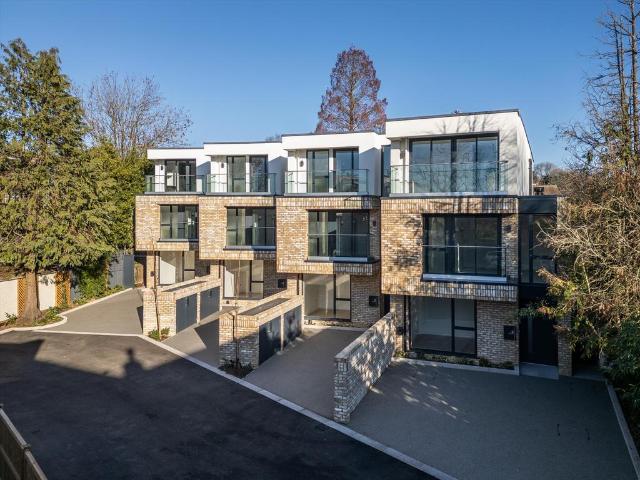 Orchard Grove, Wimbledon, London, SW20 4 bed semi detached house to rent £9,000 pcm £2,077 pw