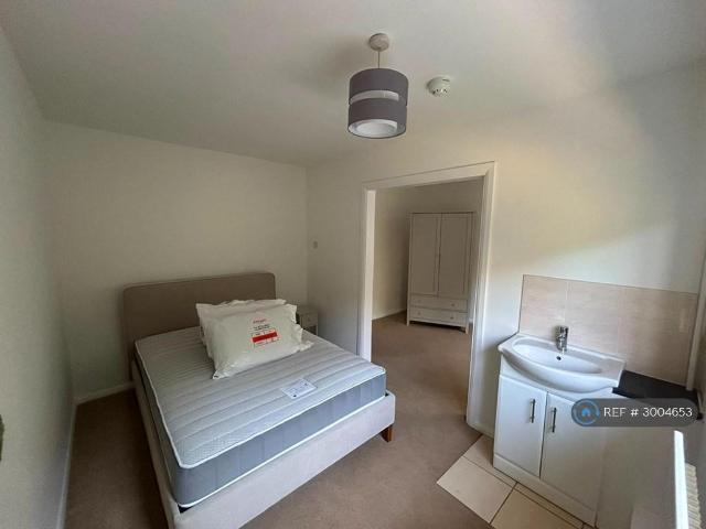 Orchard Lane, East Molesey, KT8 1 bed in a house share to rent £1,614 pcm £372 pw