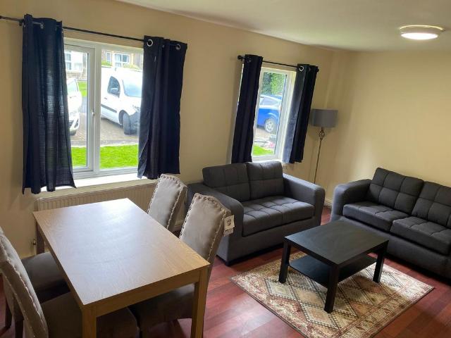 Orchard Lodge, North Hill Road, Leeds. 3 bed flat to rent £1,300 pcm £300 pw