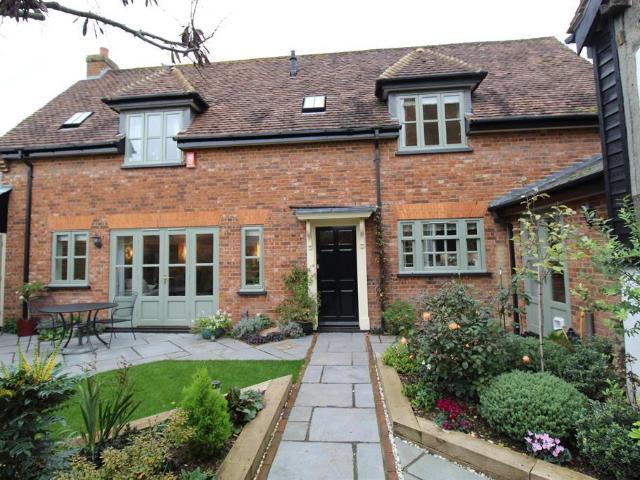 Orchard Road, Butlers Yard, Baldock. 2 bed detached house to rent £1,995 pcm £460 pw