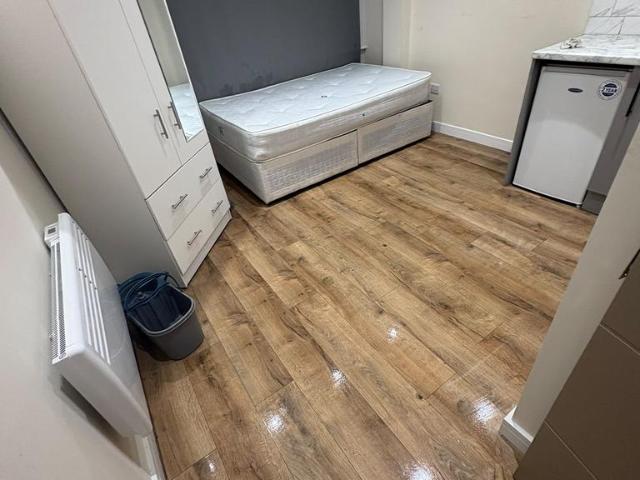 Orchard Road, Sunbury on Thames TW16 House of multiple occupation to rent £950 pcm £219 pw