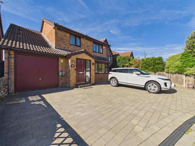 Orchard Way, Henlow SG16 4 bed house to rent £2,150 pcm £496 pw