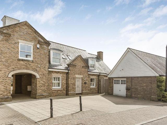 Orchid Close, Goffs Oak EN7 4 bed detached house to rent £4,400 pcm £1,015 pw