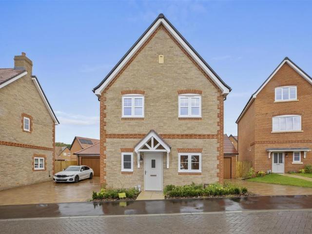 Orchid Drive, High Wycombe HP10 3 bed detached house to rent £2,850 pcm £658 pw