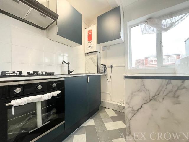Ordnance Road, Enfield Studio to rent £1,100 pcm £254 pw