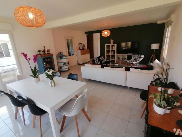 ORGERES, dans lotissement au calme, proximité directe bourg, commerces et bus, maison Type 7 d.