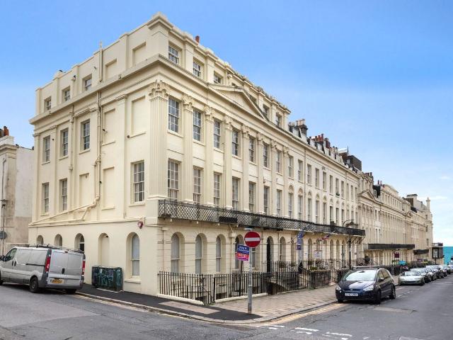 Oriental Place, Brighton BN1, 1 bed flat to rent, £1,290 pcm | PrimeLocation