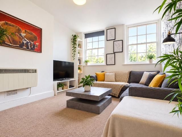 Oriental Place, Brighton BN1, 2 bed flat to rent, £1,400 pcm | PrimeLocation