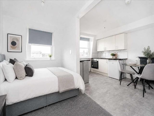 Oriental Place, Flat 13, Brighton Studio to rent £1,000 pcm £231 pw