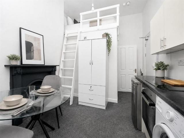 Oriental Place, Flat 7, Brighton Studio to rent £950 pcm £219 pw