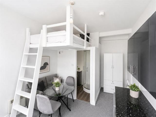 Oriental Place, Flat 9, Brighton Studio to rent £1,000 pcm £231 pw