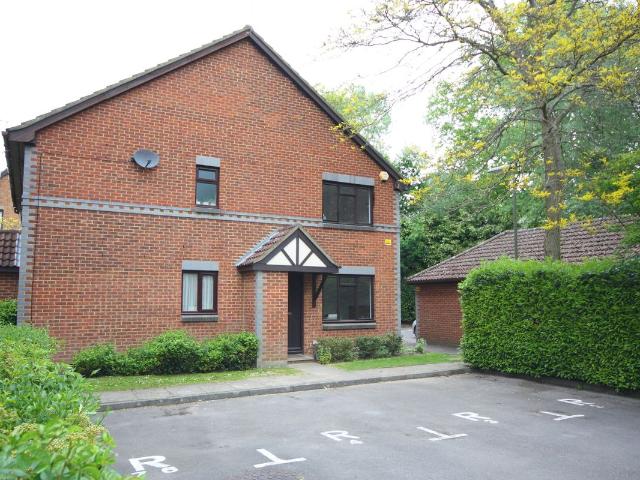 Oriental Road, Woking GU22, 1 bed terraced house to rent, £1,250 pcm | PrimeLocation