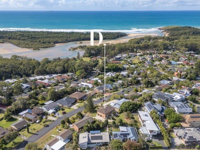 Original 70s Home in Moonee Beach!
