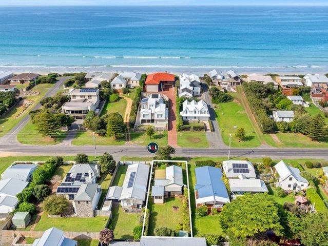 Original Beach House in Premier East Beach Location