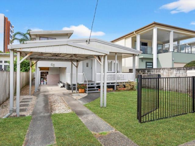 Original beachside cottage within footsteps to the ocean