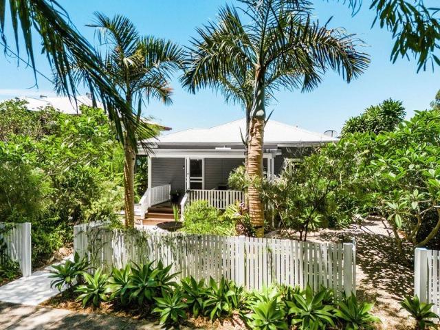 Original Brunswick Beach House with secondary dwelling