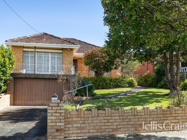 Original Charm in the Heart of Rosanna