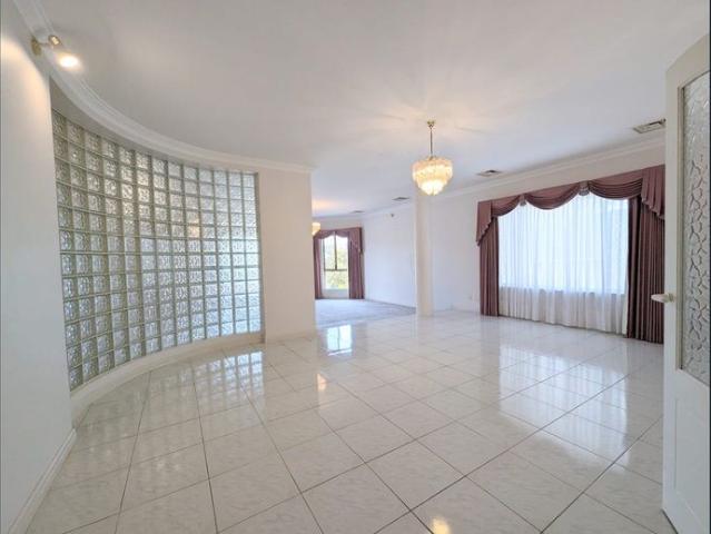 ORIGINAL CLASSIC SUPER SIZED HOME IN SORRENTO