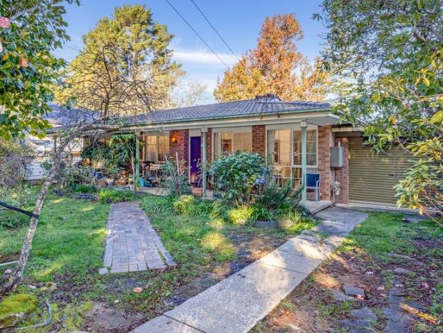 Original Home in a Convenient Wentworth Falls Location