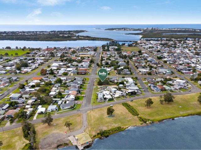 Original Home with a Perfect 10 for Location Just 180m to the Lake's Edge
