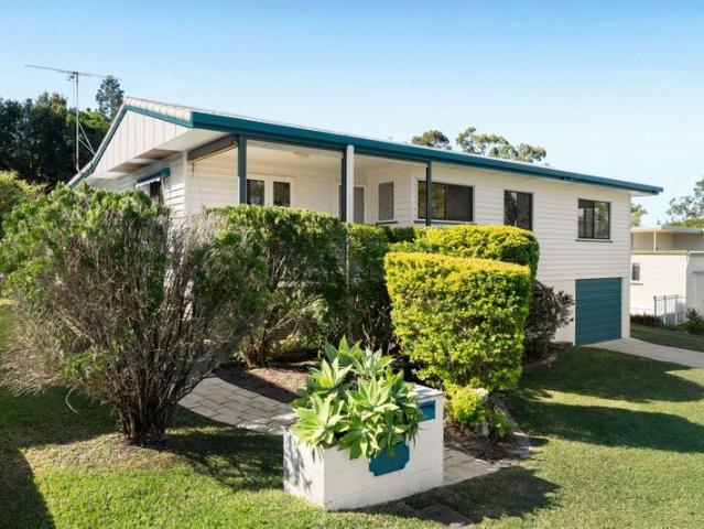 Original Kenmore Cottage In A Great Location