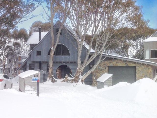 Original McIntyre Ski Chalet with Colossal Garage Lillahem