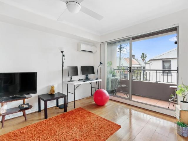 Original North Facing 1 Bed Apartment with Balcony and Secure Parking