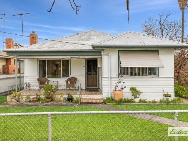 Classic South Albury Home with Rear Lane Access