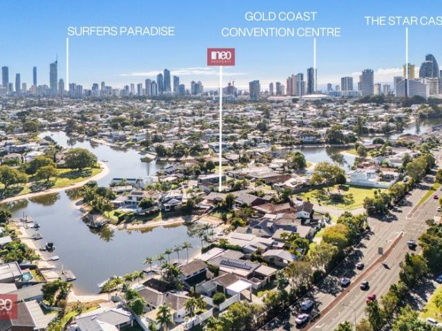 ORIGINAL SINGLE LEVEL WATERFRONT RESIDENCE ON 1072M2 BLOCK HUGE POTENTIAL