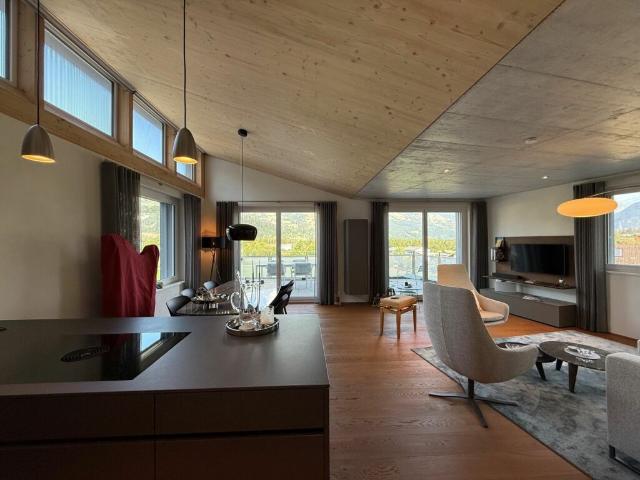 Originelle exklusive Terrassenwohnung in einer attraktiven Wohnlage in Sils i.D