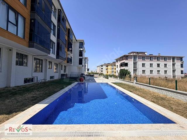 ÇORLU NUSRATİYE MAHALLESİNDE HAVUZLU SİTEDE 1+1 SATILIK DAİRE