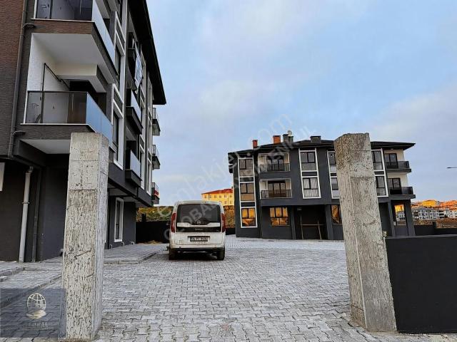 Çorlu Rumeli Mahallesi İsmet Paşa Bulvarında Havuzlu Sitede 1+1