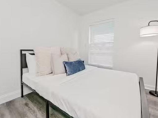 Orlando House minutes from UCF and Waterford Lakes. Newly reno.